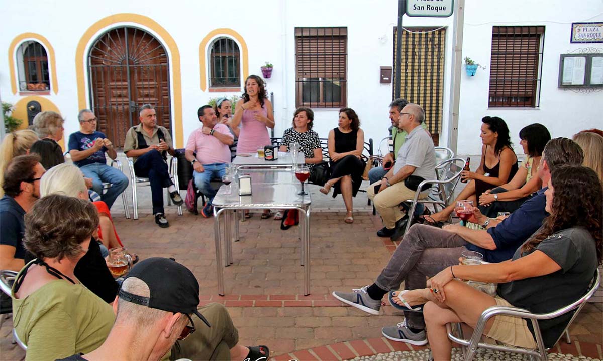 Momento en el que se constituía la plataforma en defensa de las conexiones ferroviarias de la Serranía. Foto Karl Smallman.