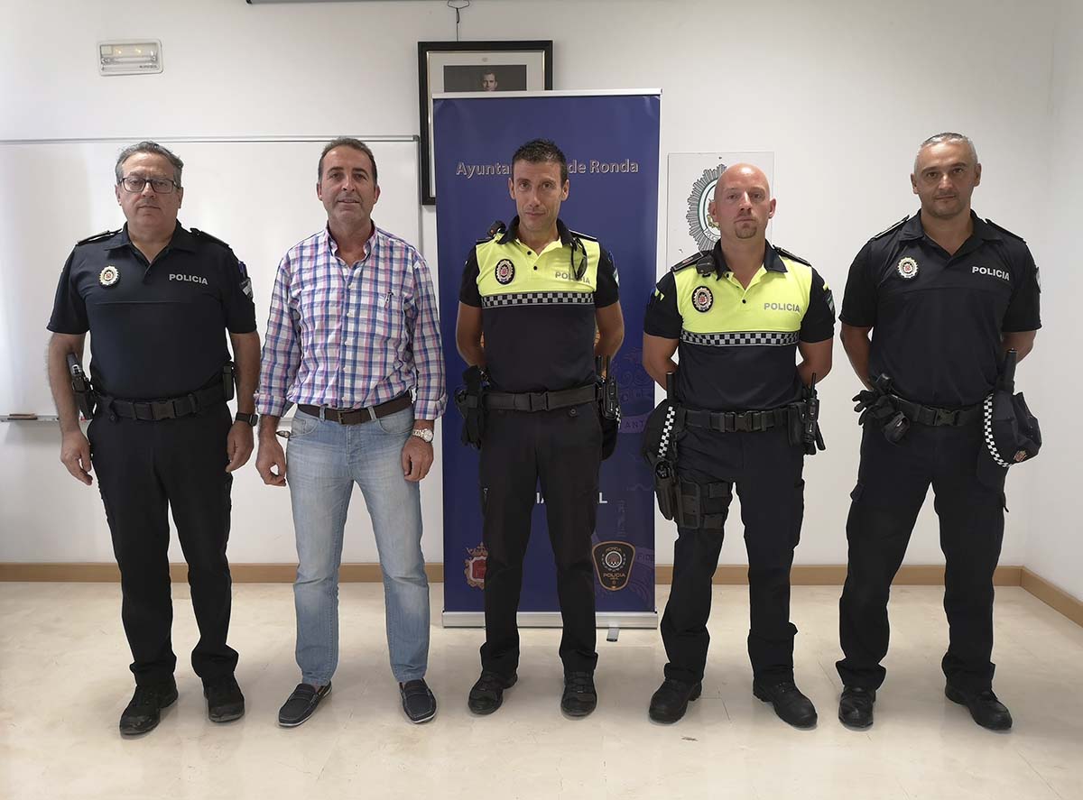 El concejal de Seguridad junto al jefe provisional de la Policía Local y los tres agentes que se han incorporado.
