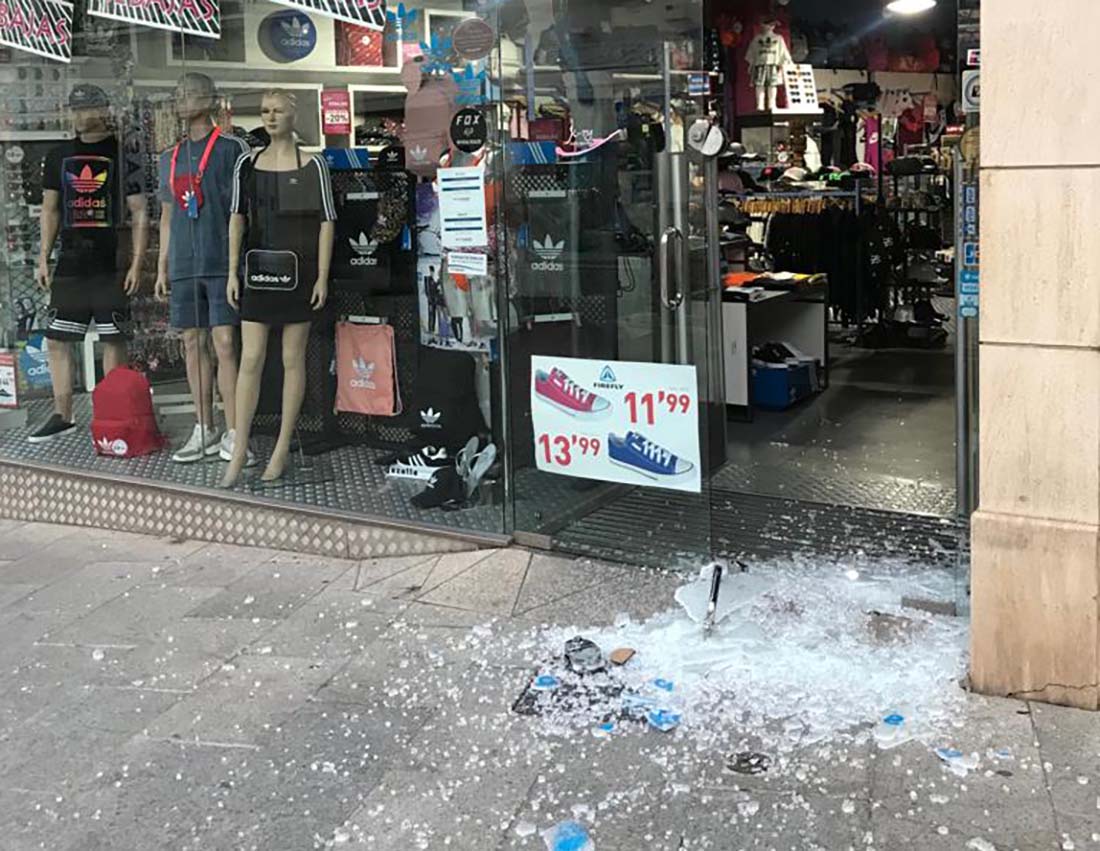 Unos delincuentes roban en dos comercios del centro tras reventar las lunas de los establecimientos