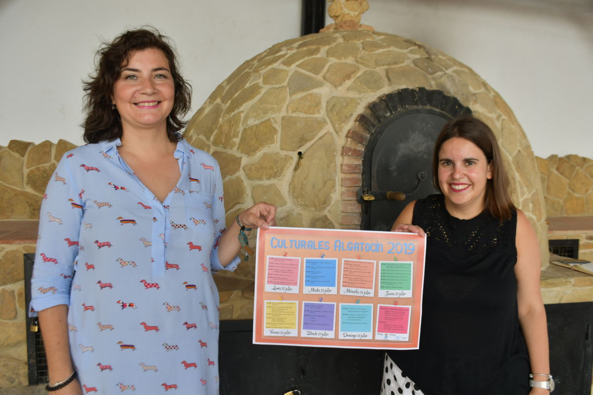 La delegada de Cultura y la técnica dinamizadora de Algatocín muestran la programación de las actividades.