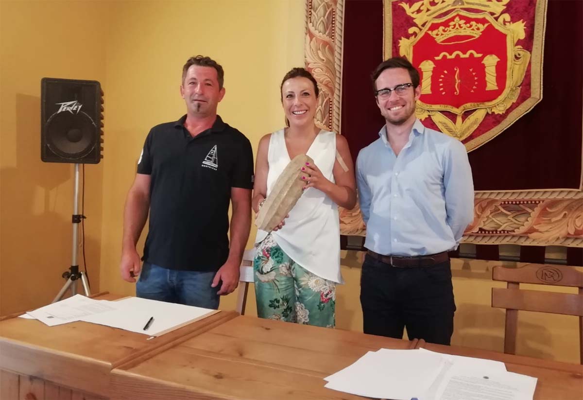 La alcaldesa, junto al ciudadano que ha donado la pieza arqueológica y el concejal de Patrimonio.
