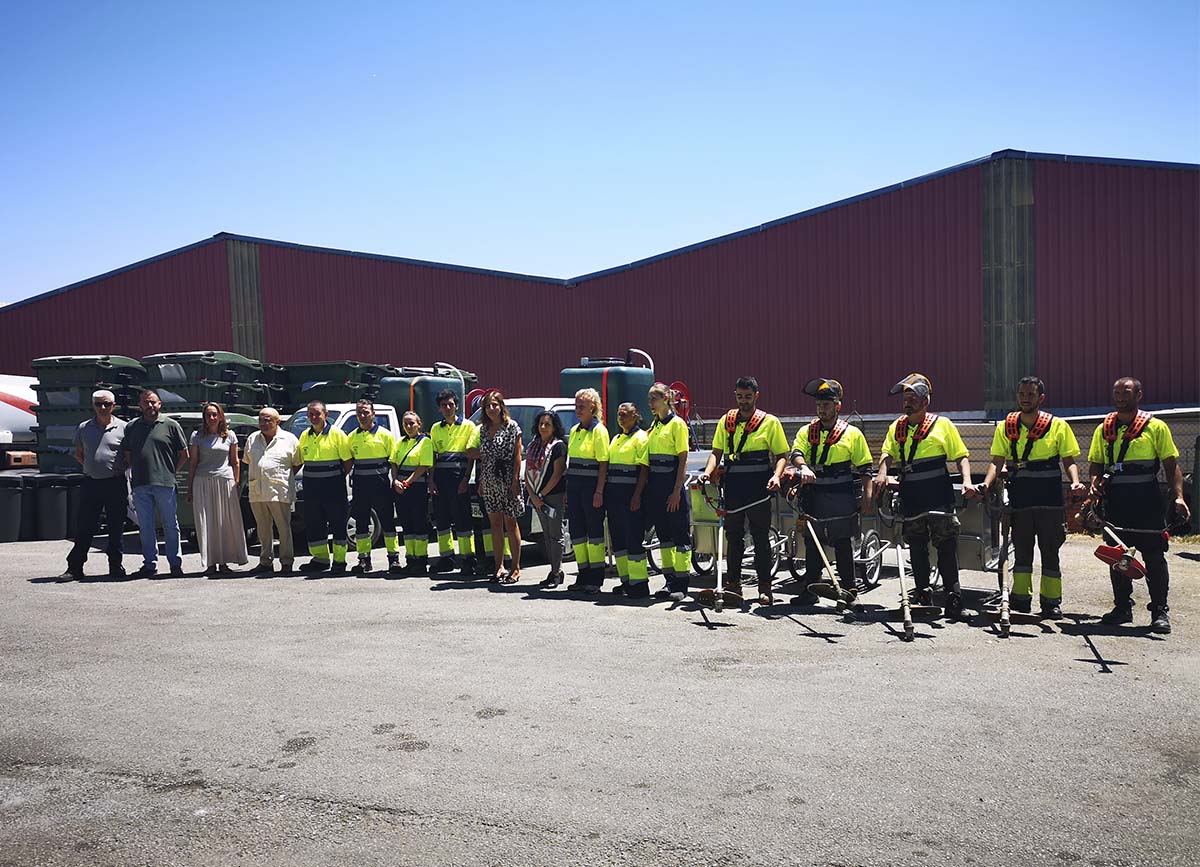 La alcaldesa y la concejal de Soliarsa junto a parte del personal de la empresa pública de limpieza.