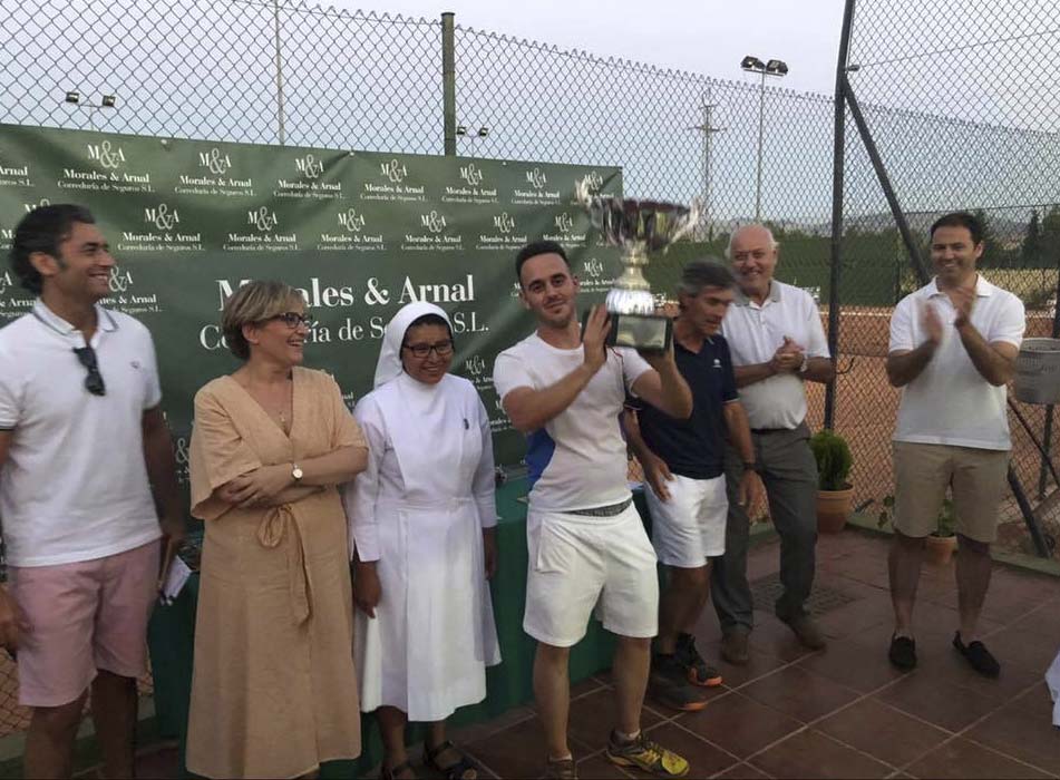 Momento en el que el campeón de este año recoge el trofeo.