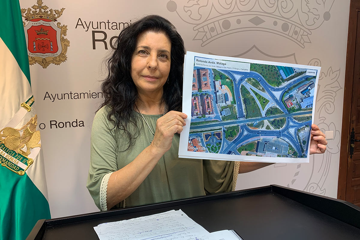 La delegada municipal de Parques y Jardines, Josefa Valle, muestra el proyecto de mejora.