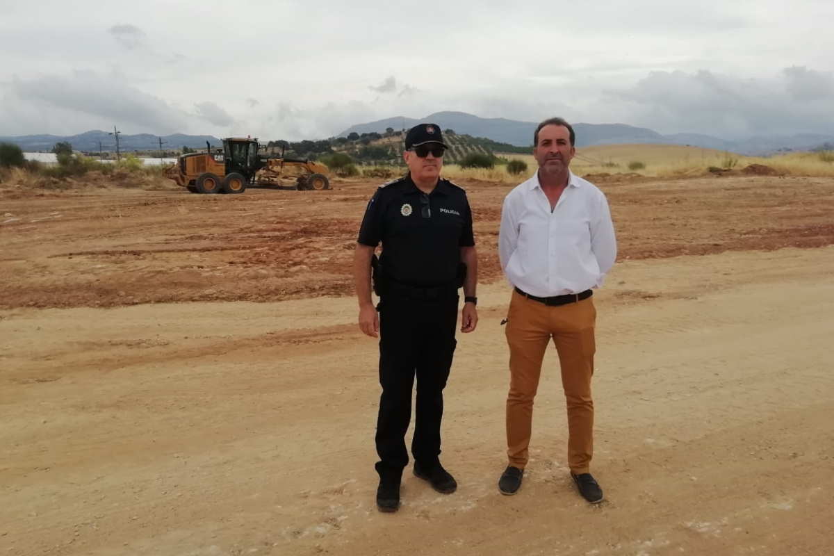 El delegado de Tráfico y el jefe de la Policía Local, en una de las áreas que servirán de aparcamiento.
