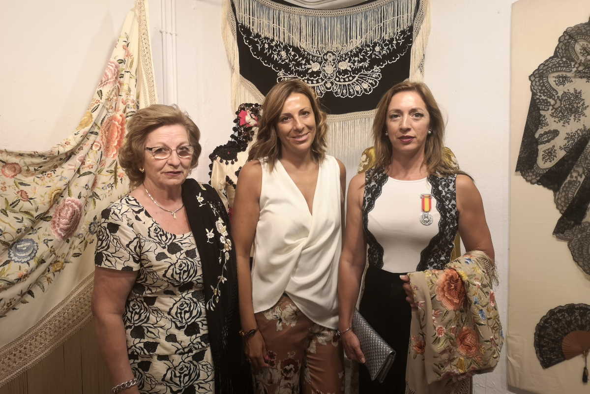 Rosario Solís, junto a la alcaldesa y la presidenta de las Damas Goyescas.