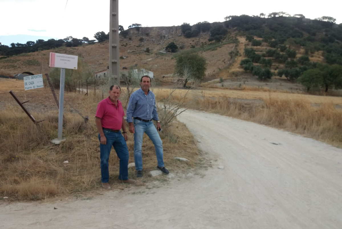 Juan Carlos González y Juan Morillas, en uno de los caminos evaluados.