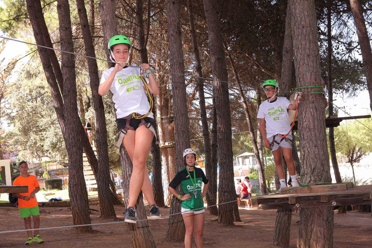 Actividades de aventura en el campus de Las Delicias.