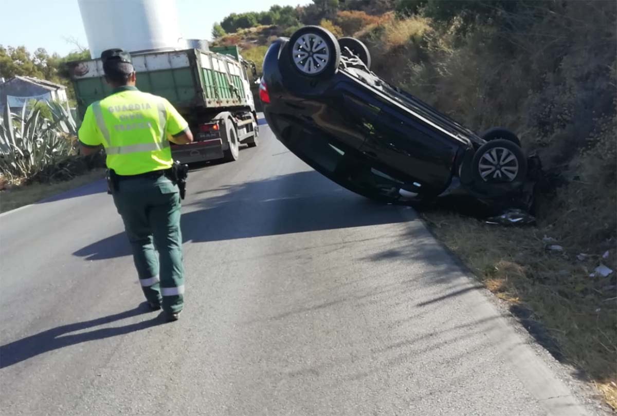 Estado en el que ha quedado el vehículo tras el vuelco que se ha producido.