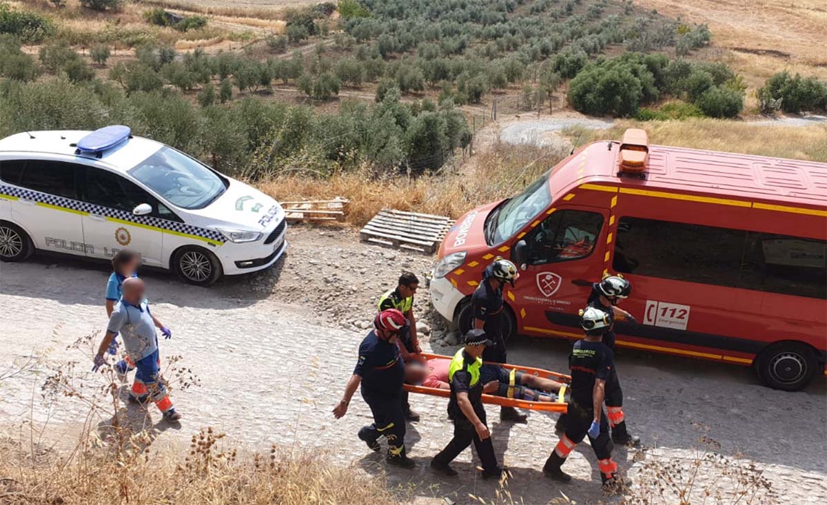El hombre accidentado ha tenido que ser trasladado en camilla hasta la ambulancia.