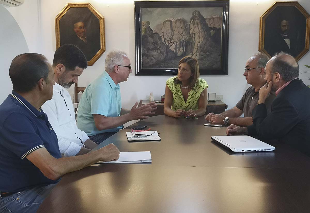 Un momento de la reunión mantenida entre la alcaldesa y los representantes vecinales de La Planilla.