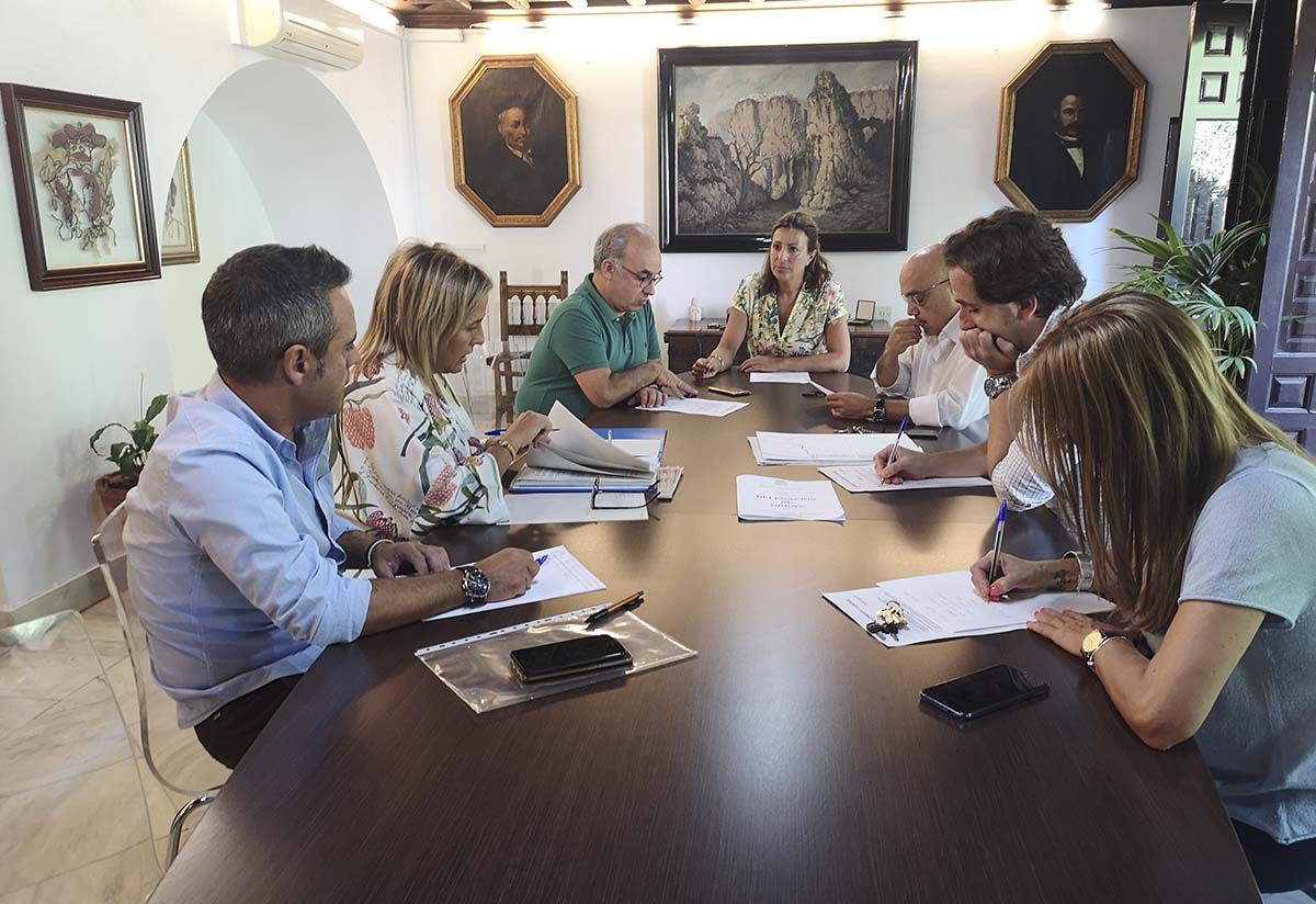 Un momento de la reunión que han mantenido la alcaldesa y responsables con la gerencia de Aqualia.