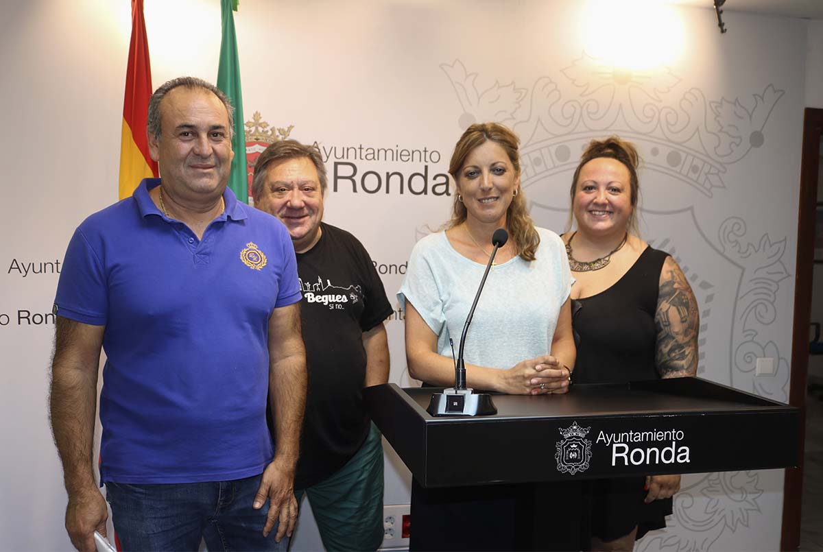 La concejal de Contratación junto con los concejales que instalarán las barras en la Feria del Centro.