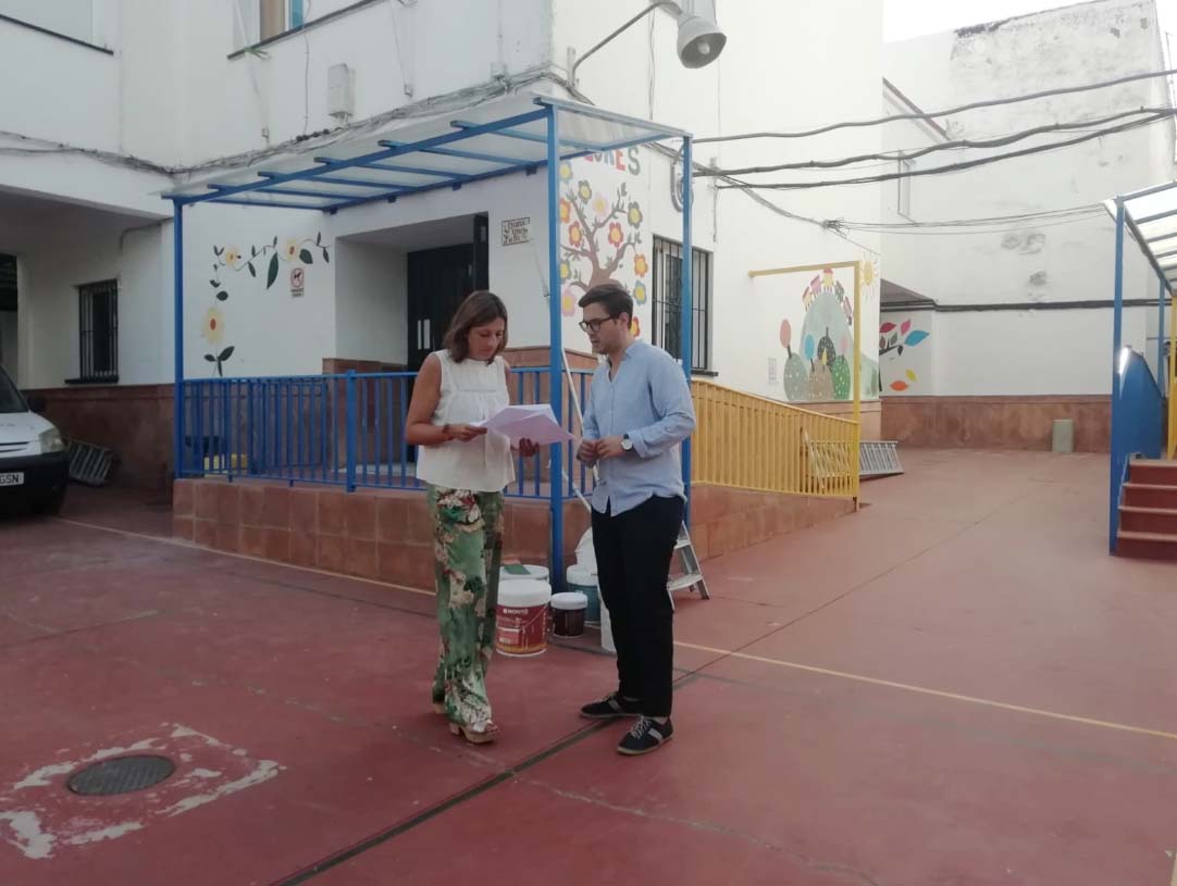 La alcaldesa y el concejal de Educación en el colegio de Padre Jesús.