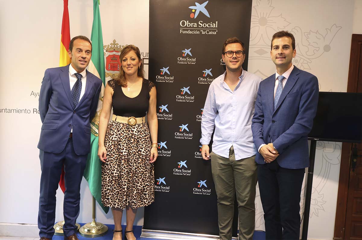 Los concejales de Economía y Cultura junto a responsables de La Caixa.