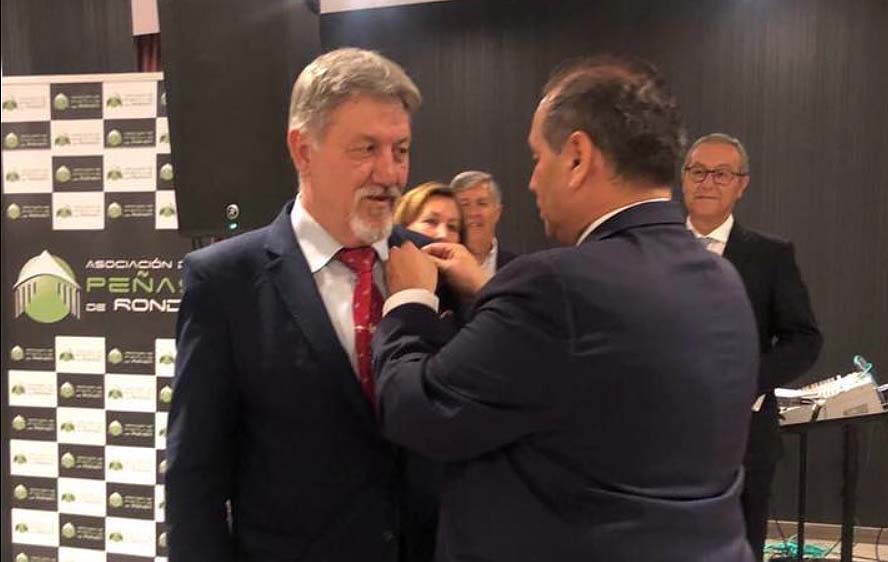 Momento de la entrega del galardón a Gabriel Rey.