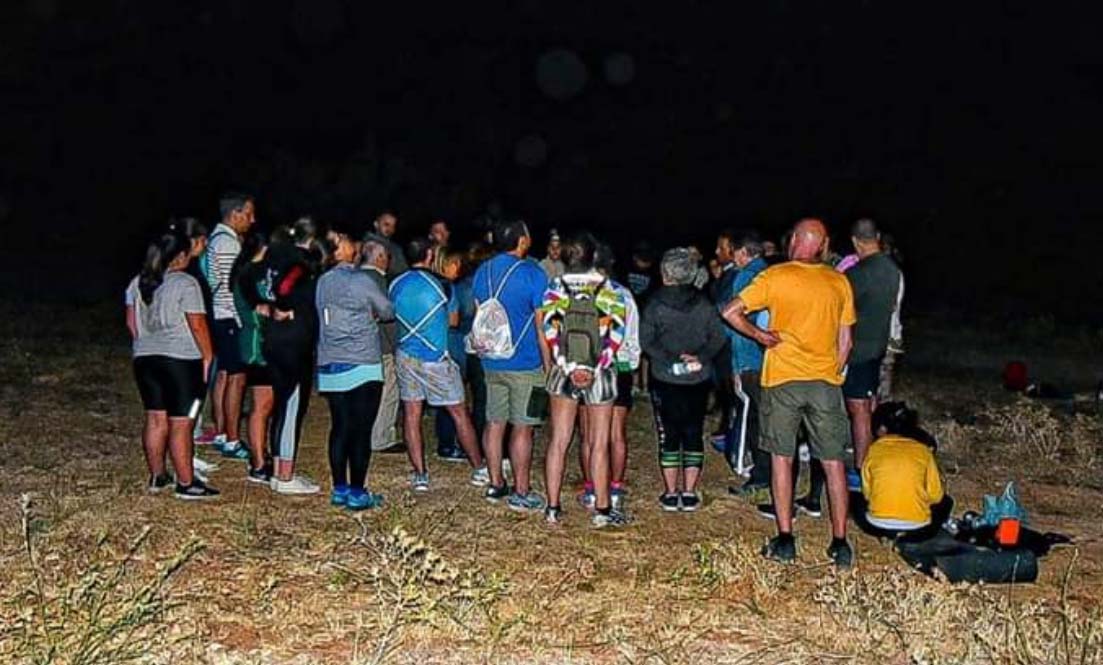 Senderistas en el Puente de la Ventilla atentos a las explicaciones astronómicas de la AASR “Abbás Ibn Firnás”. (F.J. Anet)