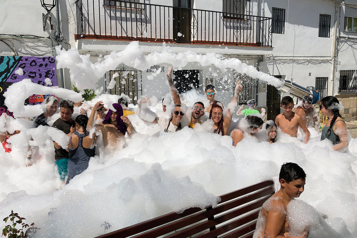 Los más jóvenes pudieron disfrutar de una divertida fiesta de espuma.