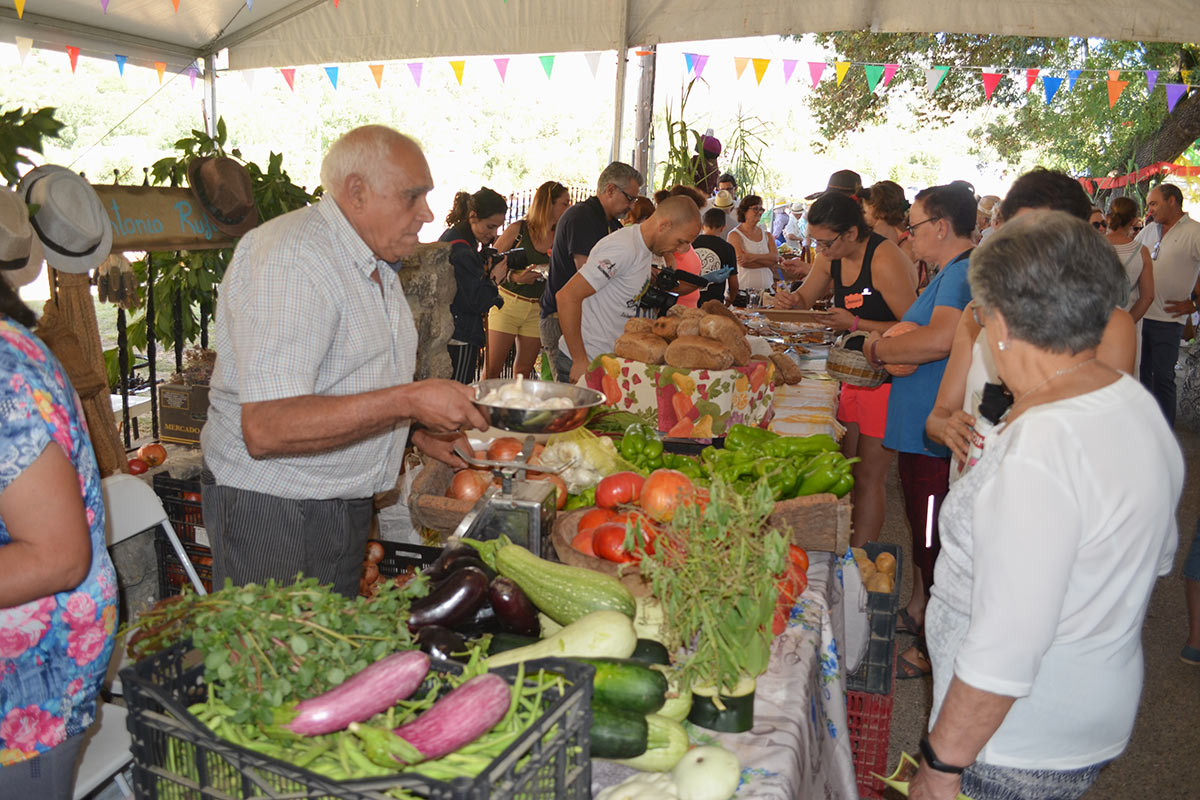 Agricultores locales expusieron sus productos ante vecinos y visitantes.