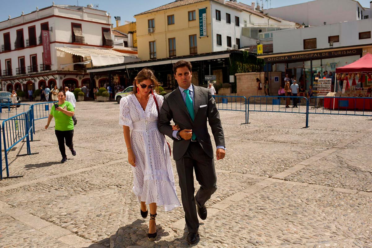 Francisco Rivera y su mujer, Lourdes Montes, a su llegada a la plaza de toros.