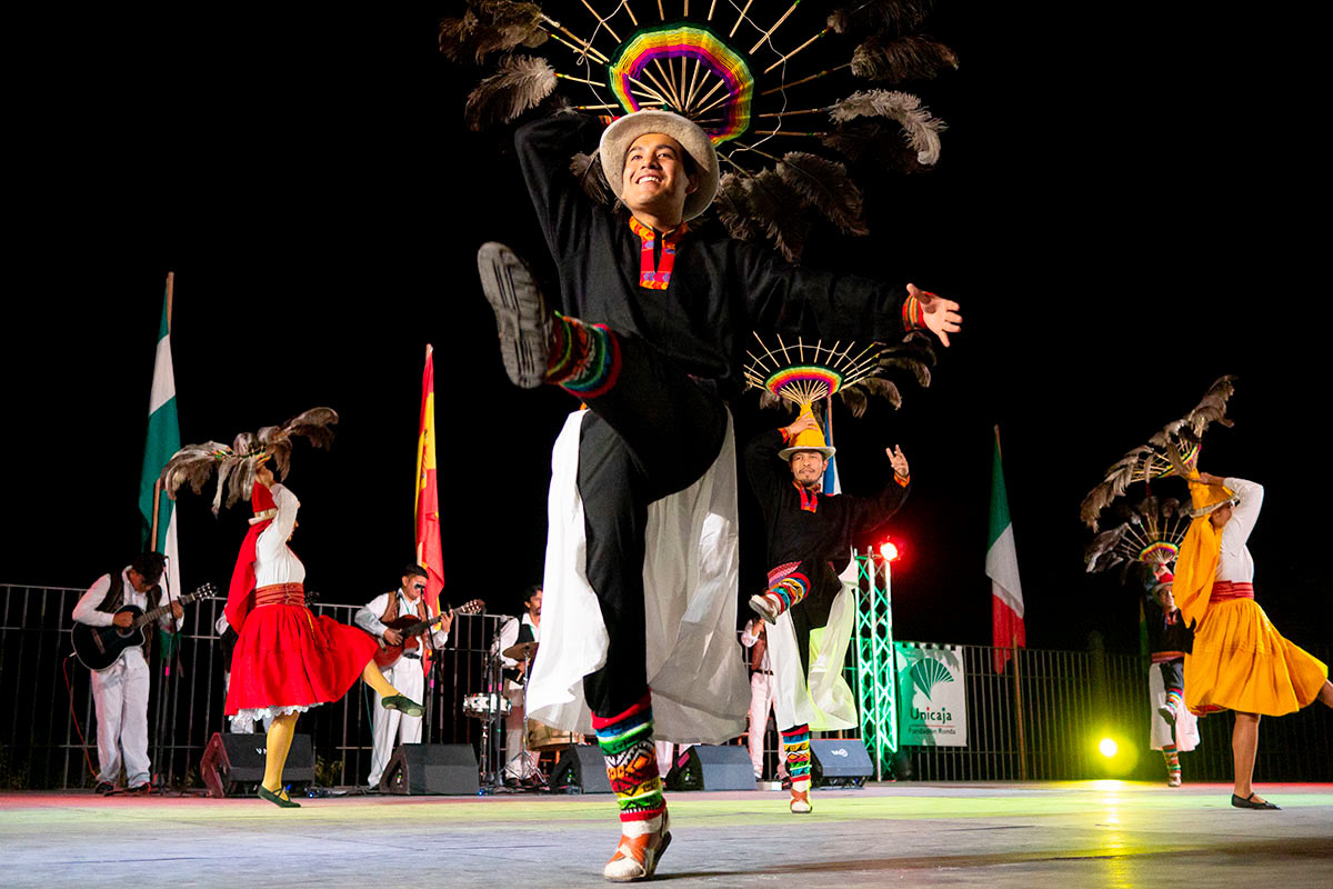 Instante de la actuación del grupo boliviano.