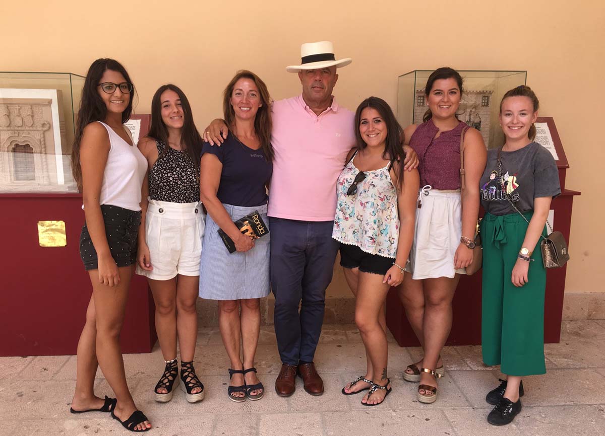 La presidenta y Damas Goyescas junto al profesor rondeño Faustino Peralta.
