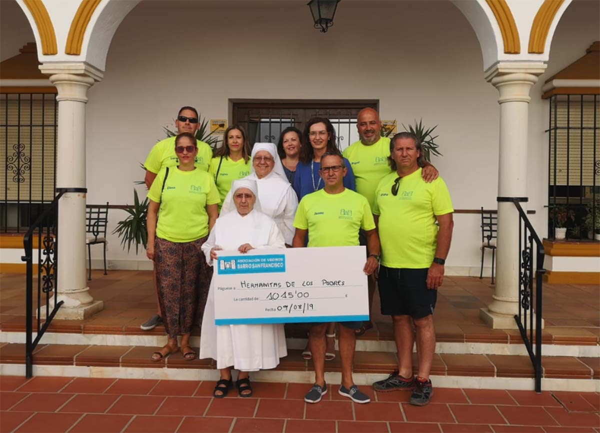 Vecinos de San Francisco junto a la delegada de Bienestar Social y la responsable de la residencia.