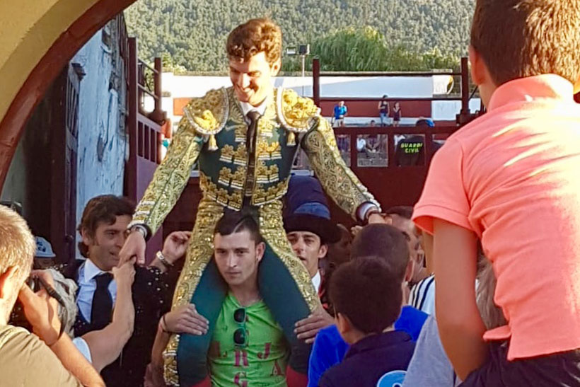 El novillero rondeño, en su salida a hombros en El Espinar.