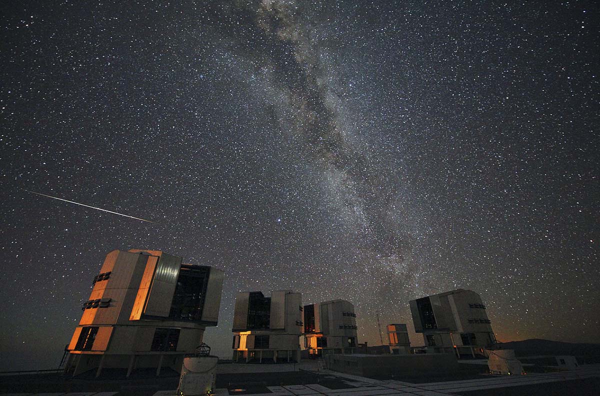 Estela de una Perseida desde el Observatorio de Paranal en Chile. (ESO).