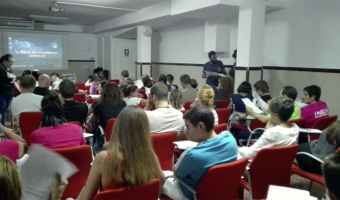 Numerosos asistentes en el Centro Guadalinfo-Serrato en la “Noche de las Estrellas”. (A. Acedo).