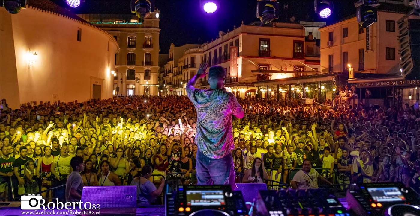 Cientos de jóvenes disfrutaron con el concierto que ofreció Omar Montes. Foto Roberto 82.