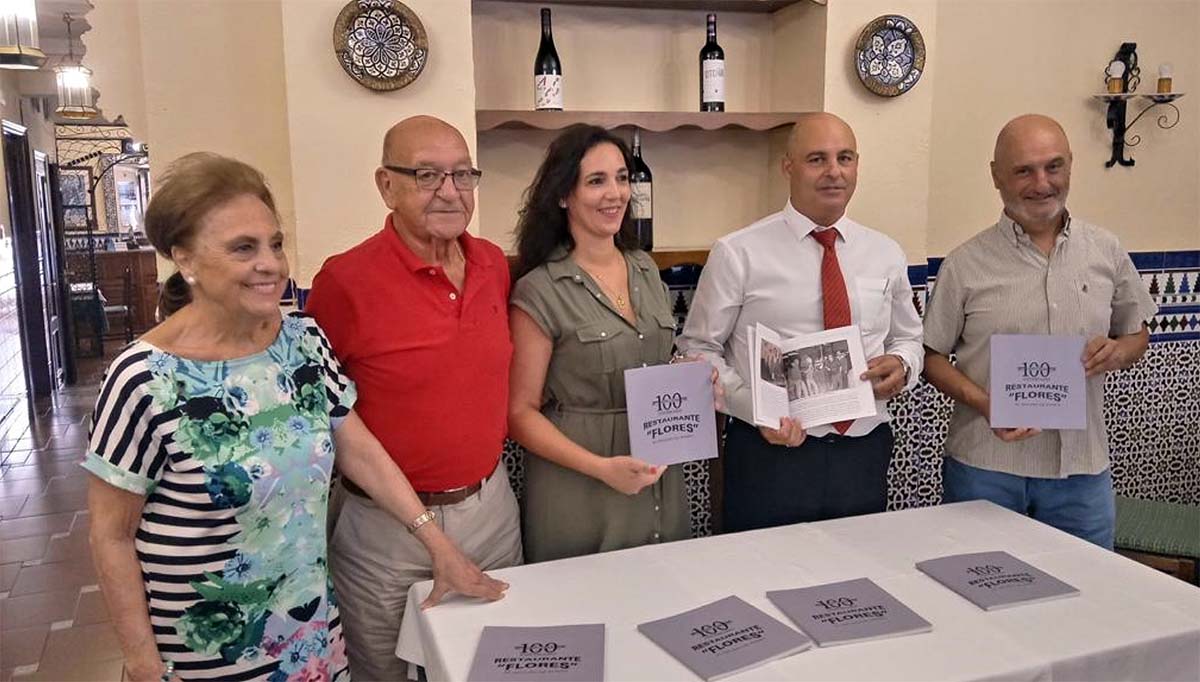 Jesús Flores junto a su esposa e hijos han presentado este libro con motivo del cien aniversario del restaurante. Foto Radio Ronda.