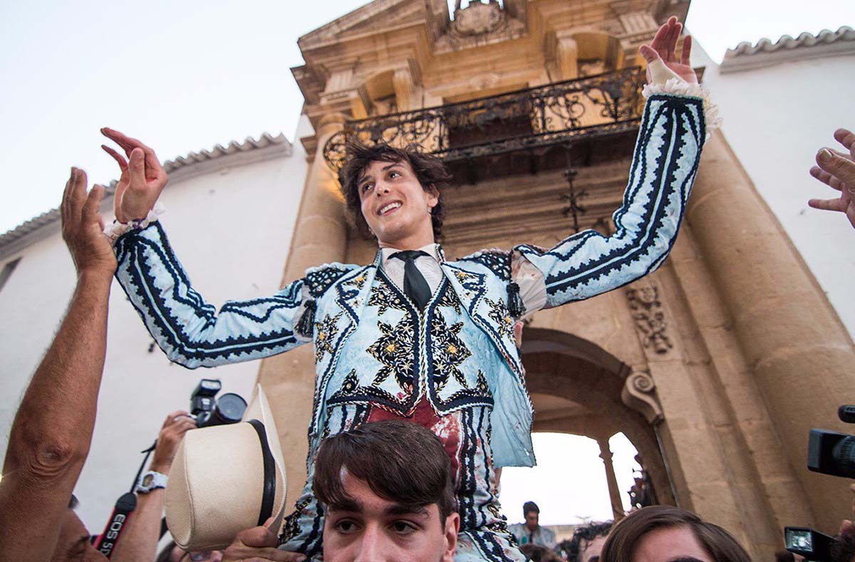 De momento no se conoce al sustituto de Roca Rey, que acompañará a Morante de la Puebla en la tradicional corrida Goyesca rondeña. Todo parece apuntar a que Cayetano habría rechazado participar en este evento taurino en una fecha que esté fuera de la Feria y Fiestas de Pedro Romero