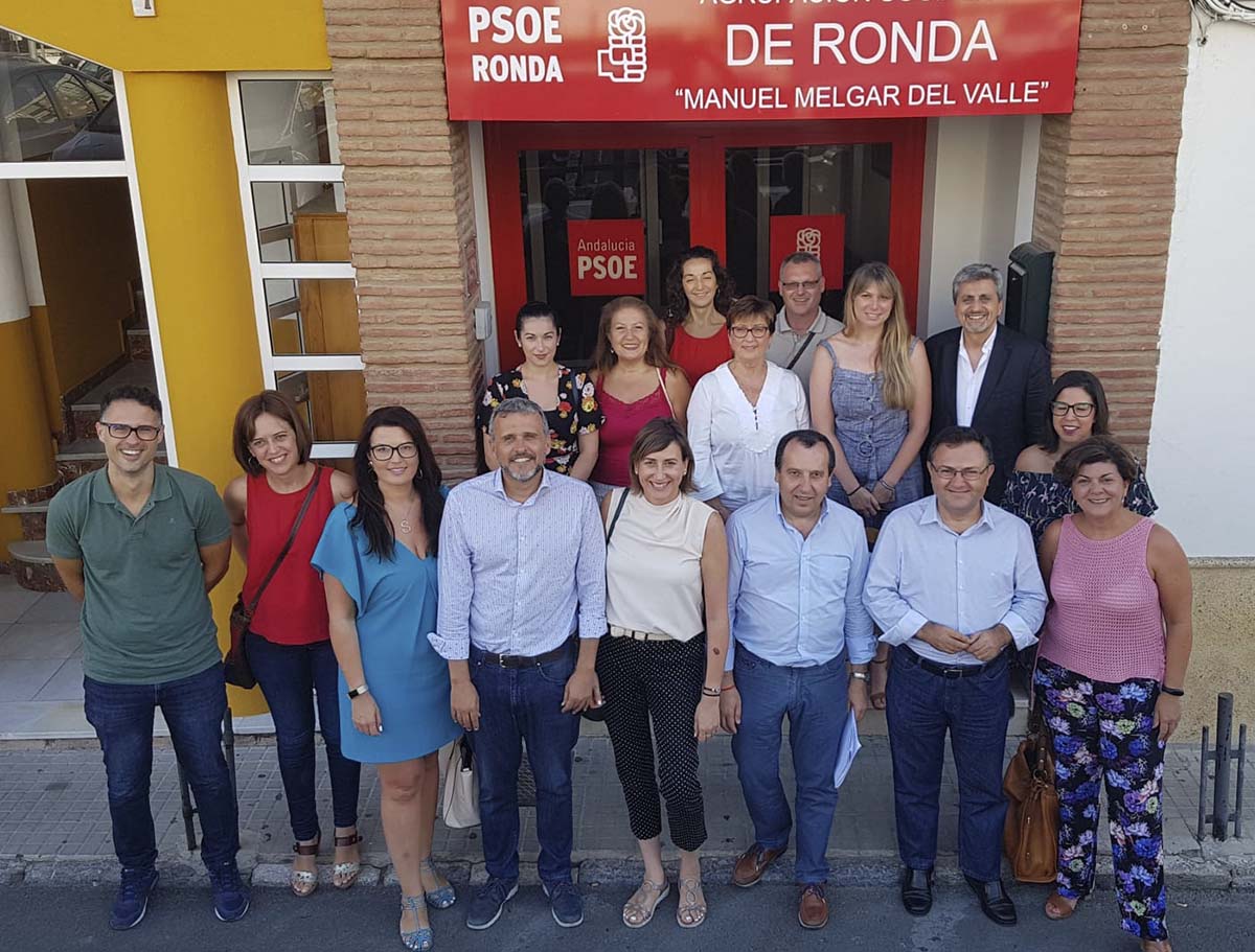 Responsables del PSOE de Málaga junto a alcaldes y concejales de la Serranía en la Casa del Pueblo de Ronda.