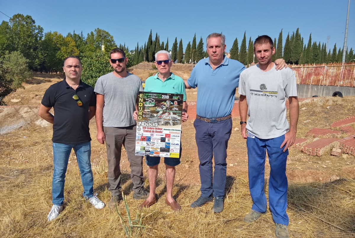 Carlos Mirasol, junto a representantes del Motoclub Ronda.