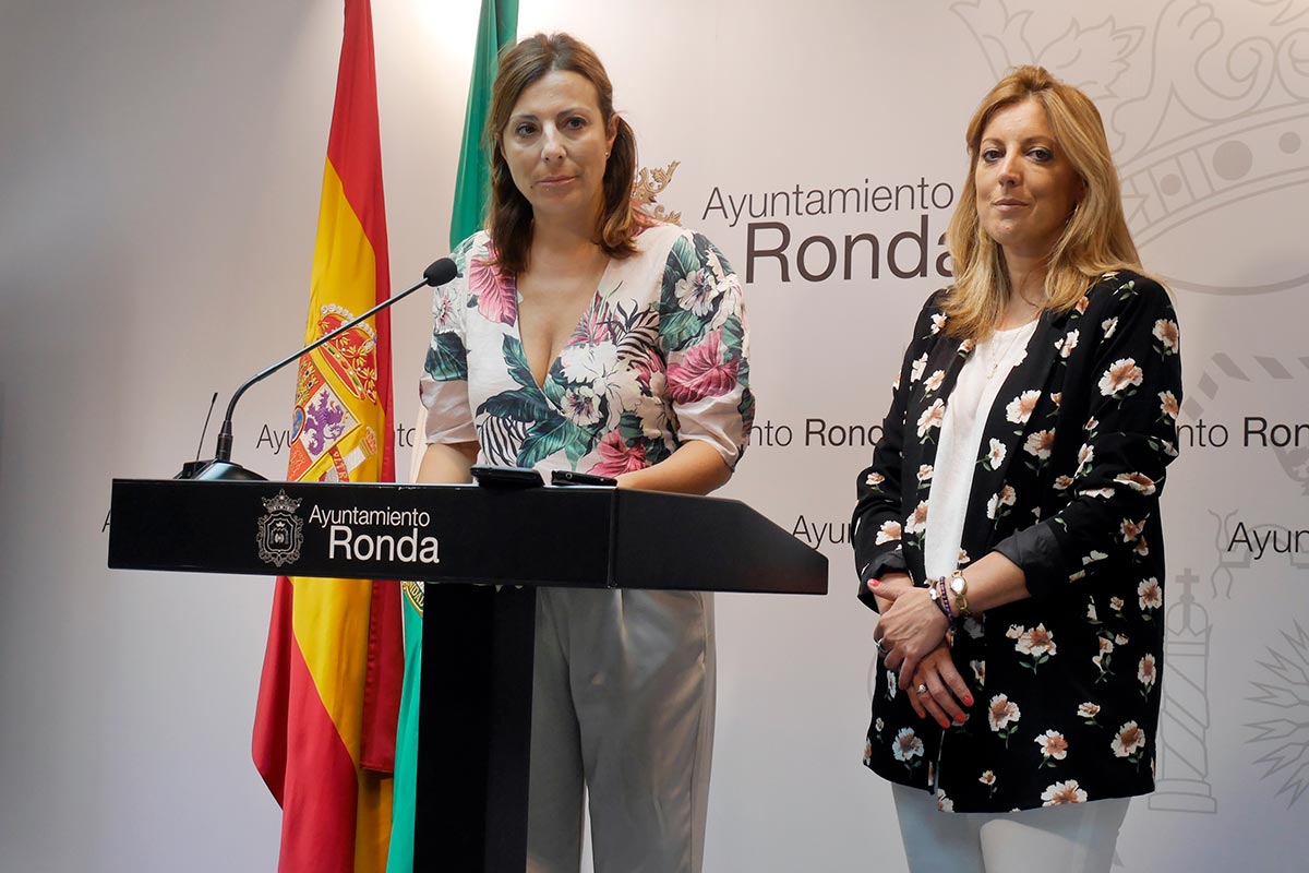La alcaldesa de Ronda, junto a Mª Carmen Martínez, delegada de Economía.