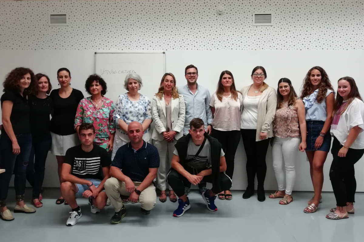 Alumnos del curso junto a los delegados de Turismo y Educación.