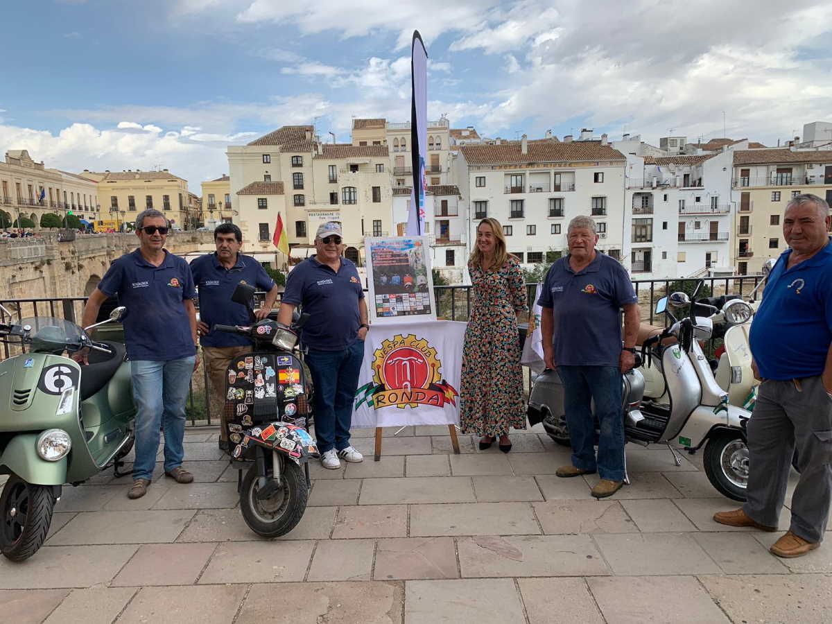 Presentación del evento, con representantes del club y la delegada de Turismo.