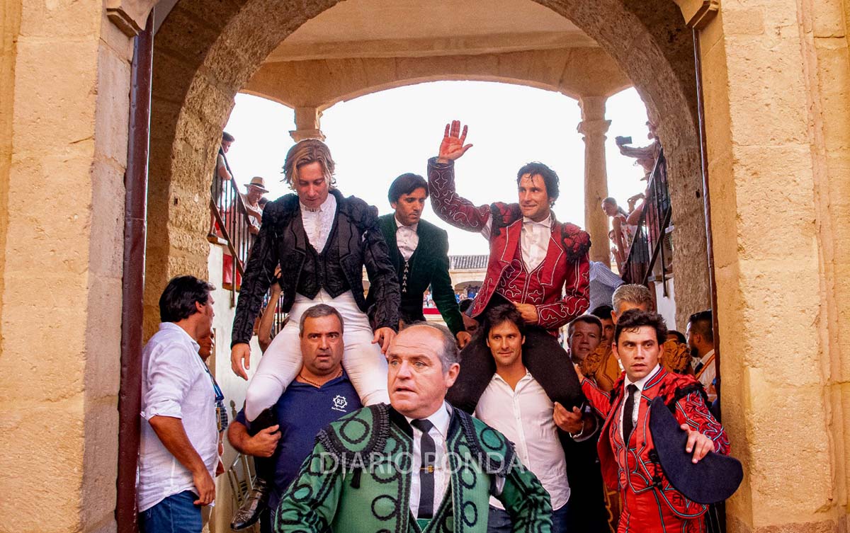 Los tres rejoneadores han salido esta tarde de la Maestranza por la puerta grande. Foto Roberto 82.