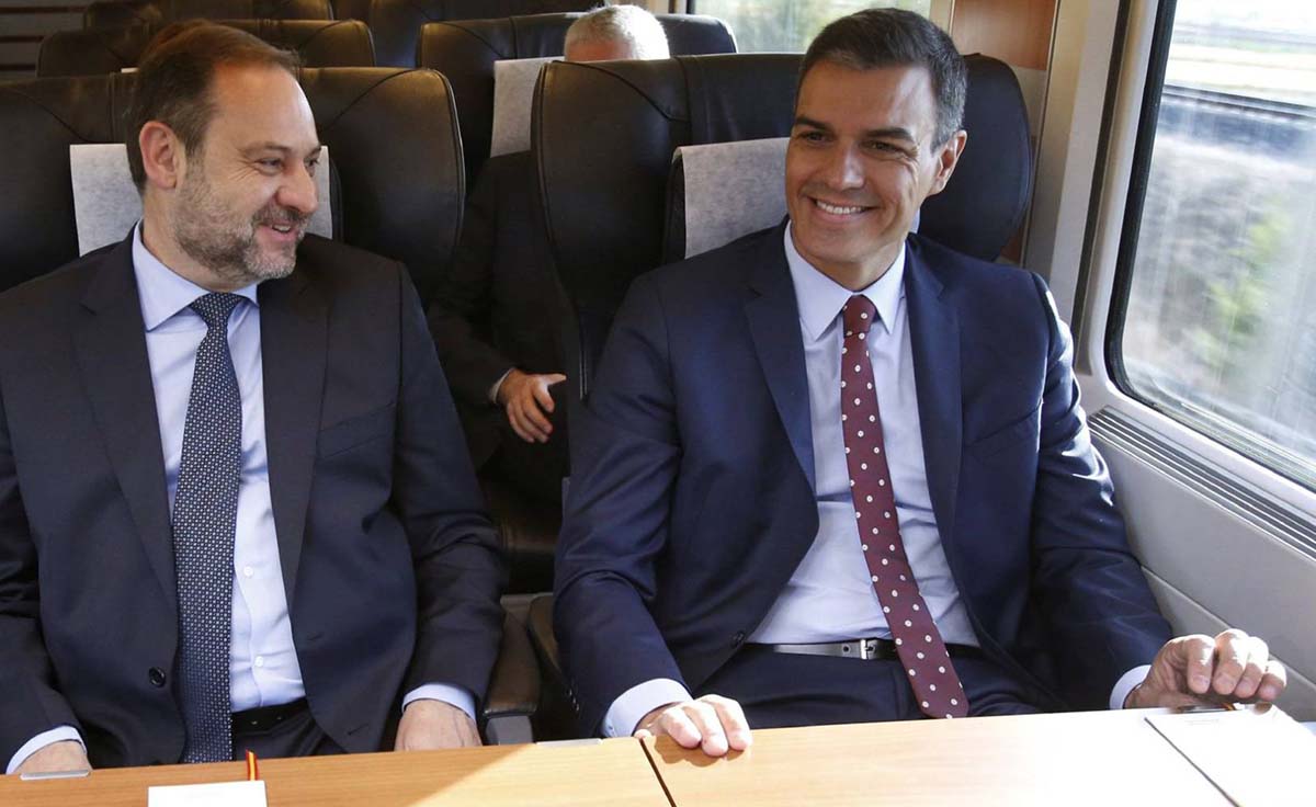 El presidente en funciones junto con el ministro de Fomento viajando en un tren AVE.