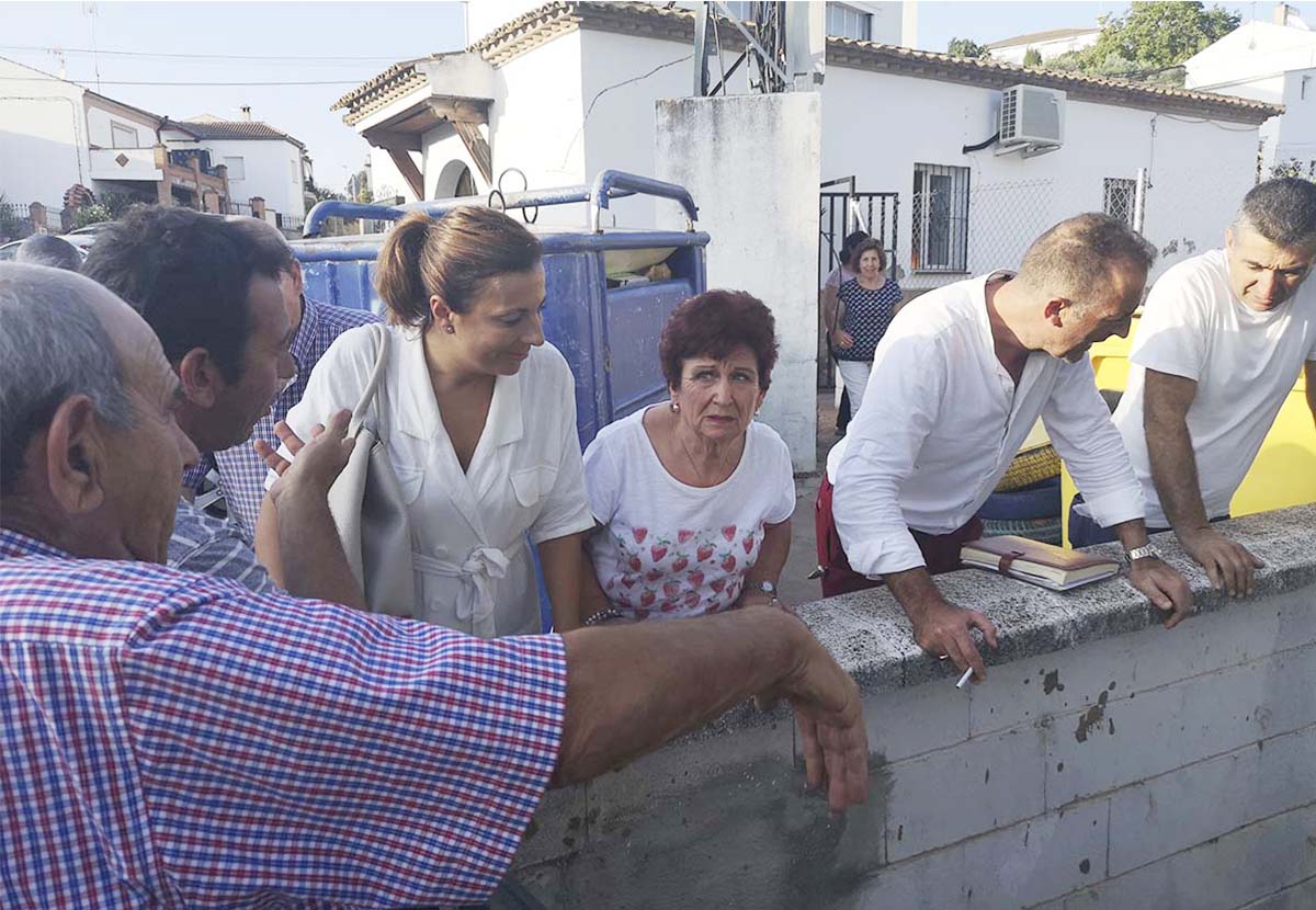 La alcaldesa recogió las peticiones y sugerencias de los vecinos de Los Prados.