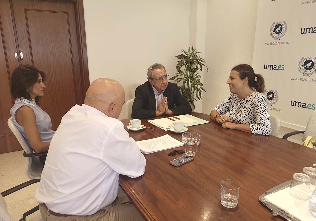 Momento de la reunión mantenida entre la alcaldesa de Ronda y el rector de la Universidad de Málaga.