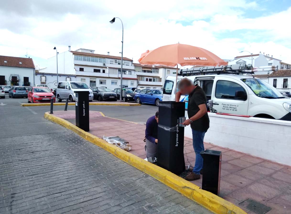 Operarios han reparado este viernes los daños causados por este individuo en la barrera del parking.