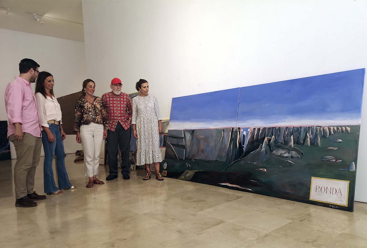 La alcaldesa junto a otros concejales y el comisario de la exposición permanente.