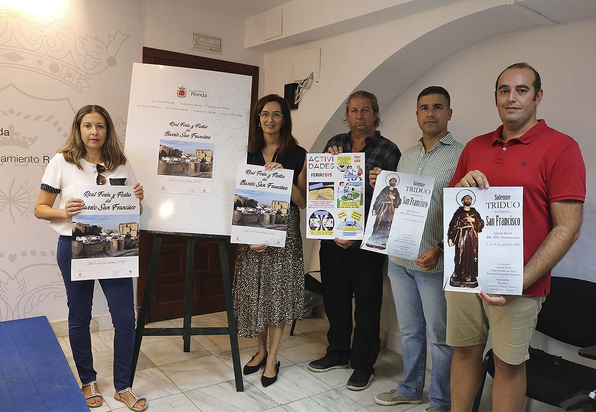 La concejal de Bienestar Social junto a los organizadores de la feria del Barrio.