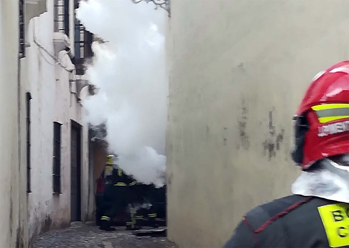 El incendio que se ha registrado en el cuadro eléctrico ha generado una gran humareda.