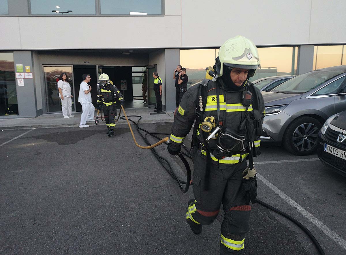 Los bomberos han tenido que despejar la intensa humareda que se ha generado en las instalaciones.