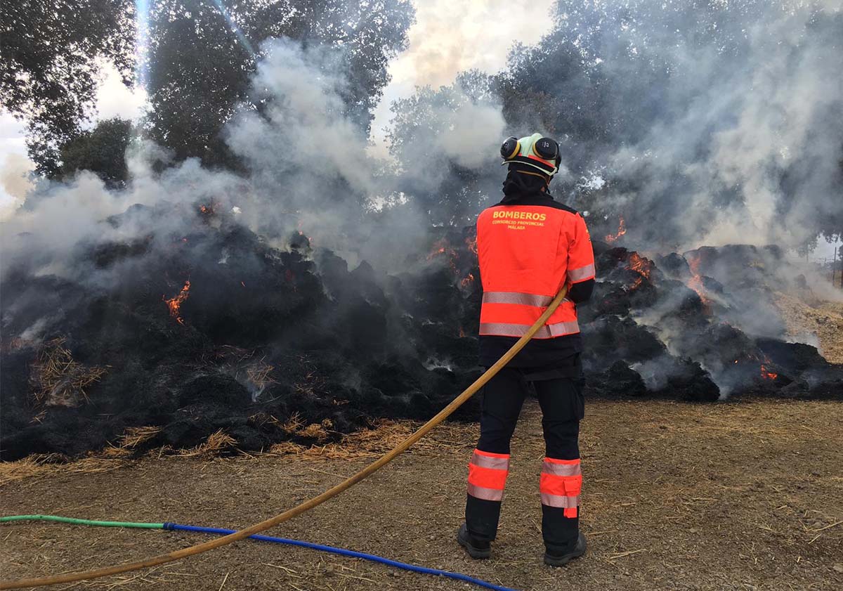 Los bomberos están trabajando esta noche para intentar extinguir el incendio.