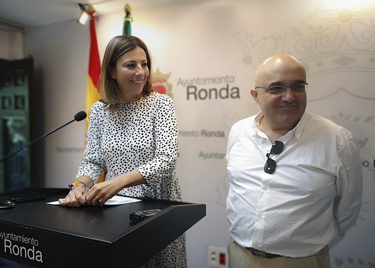 La alcaldesa junto al concejal de Urbanismo presentando los datos de redacción del nuevo PGOU de Ronda.