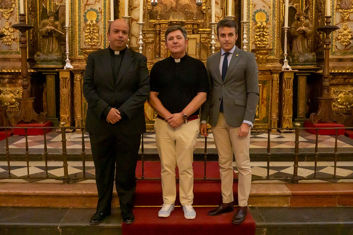 Cardaldas, en el centro, con el consiliario y el presidente de la Agrupación de Hermandades y Cofradías.